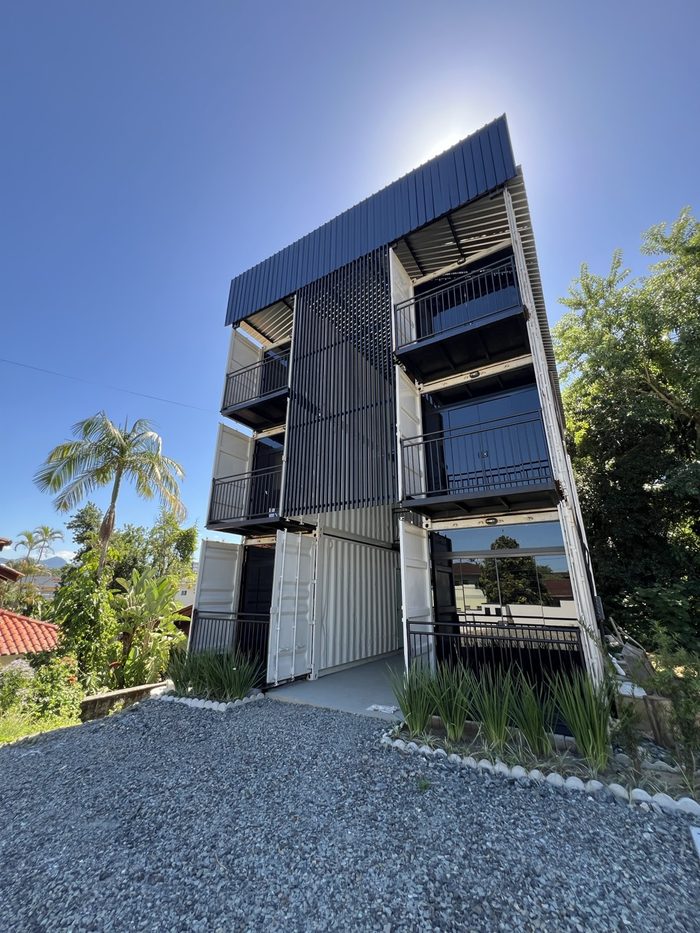 Fachada do Vila Container, três pavimentos de studios em container, Joinville SC